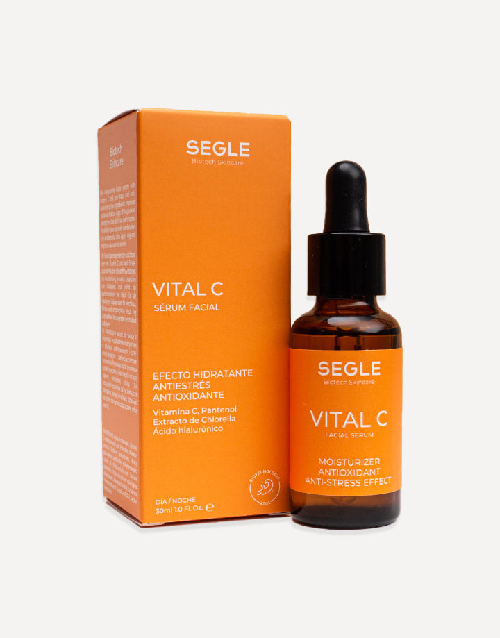 Frasco de sérum con pipeta, envase de vidrio ámbar y etiqueta minimalista sobre fondo de color naranja.